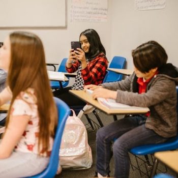 distraction-phone-use-in-classroom-1217