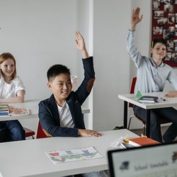 elementary-classroom-students-raising-hands-4067