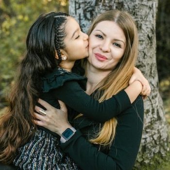 mom-daughter-under-tree-resilience-4041