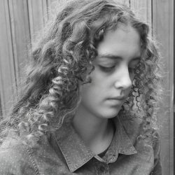 pensive-girl-1137946_1280