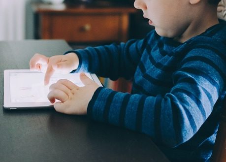 child with tablet-2564425_640